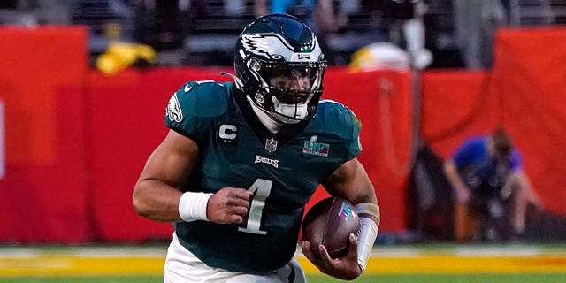 Philadelphia Eagles' quarterback Jalen Hurts runs with the ball during Super Bowl LVII between the Kansas City Chiefs and the Philadelphia Eagles at State Farm Stadium in Glendale, Arizona, on February 12, 2023. 