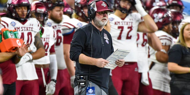 El entrenador de fútbol americano de los New Mexico State Aggies, Jerry Kill, observa una jugada durante la primera mitad del Quick Lane Bowl contra los Bowling Green Falcons en Ford Field el 26 de diciembre de 2022 en Detroit, Michigan.