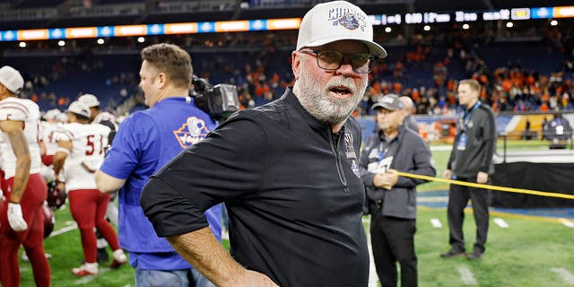 New Mexico State head coach Jerry Kill pays off costly bet from bowl game  victory | Fox News