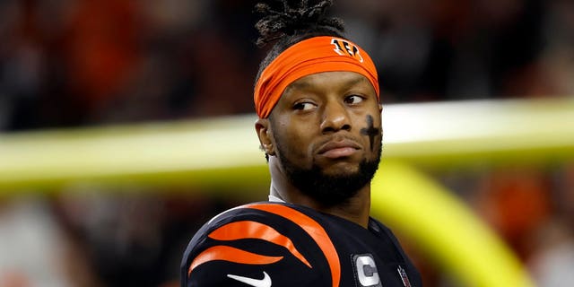 Joe Mixon #28 of the Cincinnati Bengals warms up before the start of the game against the Buffalo Bills at Paycor Stadium on January 2, 2023 in Cincinnati, Ohio. 