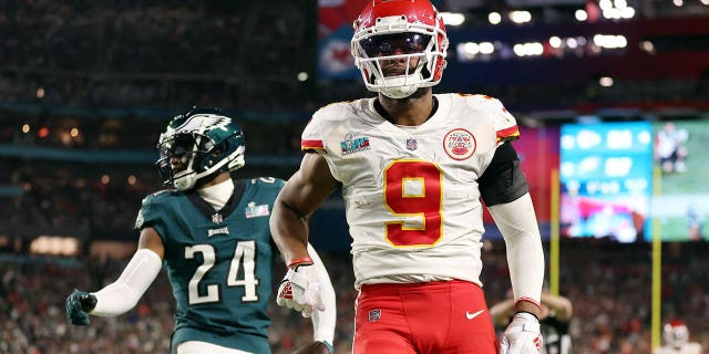 JuJu Smith-Schuster (9) de los Kansas City Chiefs reacciona después de una jugada contra los Philadelphia Eagles durante el último cuarto del Super Bowl LVII en el State Farm Stadium el 12 de febrero de 2023 en Glendale, Arizona.