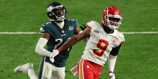 James Bradberry #24 de los Philadelphia Eagles está llamado a enfrentarse a JuJu Smith-Schuster #9 de los Kansas City Chiefs durante el último cuarto del Super Bowl LVII en el State Farm Stadium el 12 de febrero de 2023 en Glendale, Arizona.