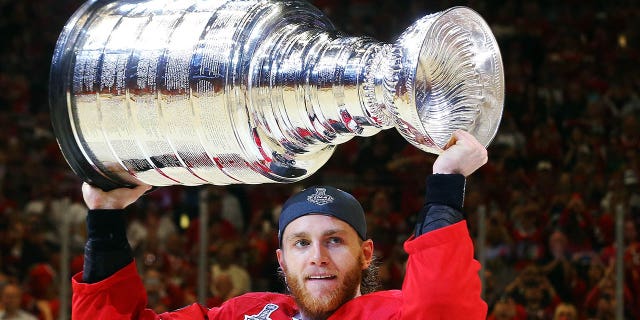 Patrick Kane de los Chicago Blackhawks celebra mientras levanta la Copa Stanley después de vencer a los Tampa Bay Lightning 2-0 en el Juego 6 para ganar la final de la Copa Stanley de la NHL 2015 en el United Center el 15 de junio de 2015 en Chicago.  