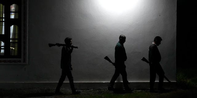 India está reviviendo las milicias civiles después de matar a 7 hindúes en la disputada región de Cachemira 4 Miembros de un grupo de defensa de la aldea patrullan la aldea de Moradpur en Rajouri, India, el 8 de febrero de 2023. Las autoridades indias han revivido una milicia patrocinada por el gobierno y han comenzado a rearmar y entrenar a los aldeanos después de que siete hindúes fueran encontrados muertos en Cachemira.