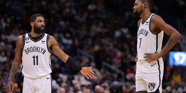Kevin Durant #7 y Kyrie Irving #11 de los Brooklyn Nets interactúan durante un partido contra los New Orleans Pelicans en el Smoothie King Center el 6 de enero de 2023 en Nueva Orleans, Luisiana.