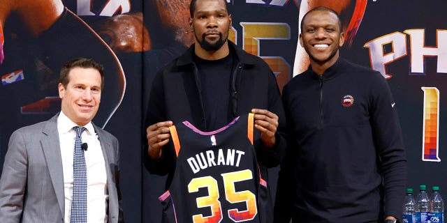 (De izquierda a derecha) Mat Ishbia, propietario de los Phoenix Suns, Kevin Durant y el gerente general James Jones posan para una foto durante una conferencia de prensa en el Footprint Center el 16 de febrero de 2023 en Phoenix, Arizona. 