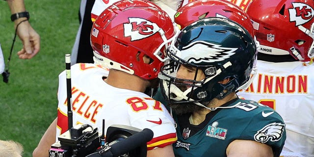 Travis Kelce #87 de los Kansas City Chiefs abraza a Jason Kelce #62 de los Philadelphia Eagles antes del Super Bowl LVII en el State Farm Stadium el 12 de febrero de 2023 en Glendale, Arizona. 