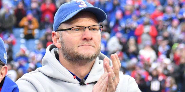 El entrenador de los Buffalo Bills, Denny Kellington, en el campo antes de un partido contra los New England Patriots en el Highmark Stadium. 