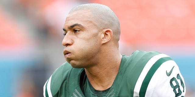 El número 81 de los New York Jets, Kellen Winslow, se calienta antes del partido contra los Miami Dolphins el 29 de diciembre de 2013 en el Sun Life Stadium en Miami Gardens, Florida. 