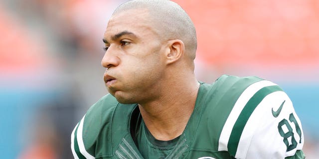 El número 81 de los New York Jets, Kellen Winslow, se calienta antes del partido contra los Miami Dolphins el 29 de diciembre de 2013 en el Sun Life Stadium en Miami Gardens, Florida. 