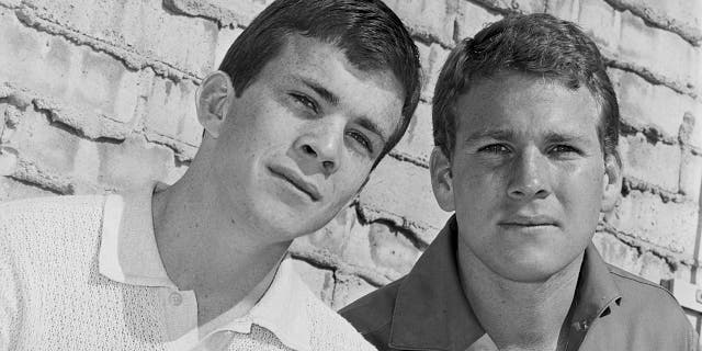 Kevin O'Neal (L) the brother of Ryan O'Neal, has died. He was 77.