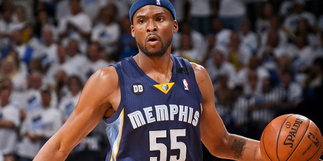 Keyon Dooling #55 de los Memphis Grizzlies impulsa el balón hacia adelante contra el Oklahoma City Thunder en el Juego 5 de las Semifinales de la Conferencia Oeste durante los Playoffs de la NBA 2013 el 15 de mayo de 2013 en el Chesapeake Energy Arena en Oklahoma City, Oklahoma.