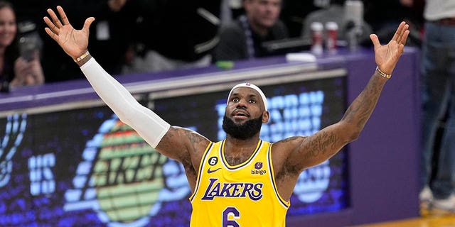 El alero de Los Angeles Lakers, LeBron James, celebra después de anotar para superar a Kareem Abdul-Jabbar y convertirse en el máximo anotador de todos los tiempos de la NBA en la segunda mitad de un partido contra el Oklahoma City Thunder el martes 7 de febrero de 2023 en Los Ángeles. 