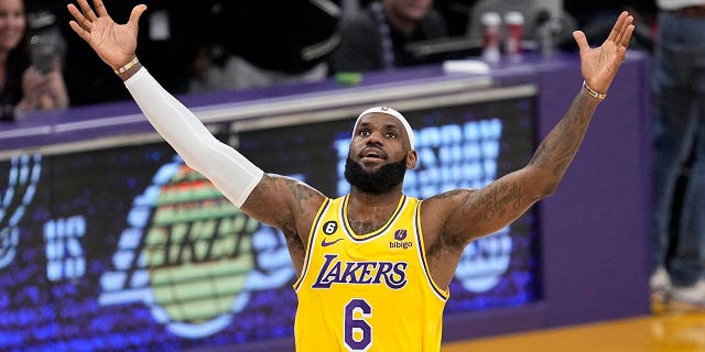 El alero de Los Angeles Lakers, LeBron James, celebra después de anotar para superar a Kareem Abdul-Jabbar y convertirse en el máximo anotador de todos los tiempos de la NBA en la segunda mitad de un partido contra el Oklahoma City Thunder el martes 7 de febrero de 2023 en Los Ángeles. 