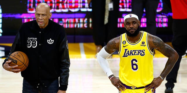 Kareem Abdul-Jabbar está en la cancha con LeBron James (6) de Los Angeles Lakers después de que James superara a Abdul-Jabbar para convertirse en el máximo anotador de todos los tiempos de la NBA con 38,388 contra Oklahoma Thunder City en Crypto.com Arena el 7 de febrero.  2023, en Los Ángeles.