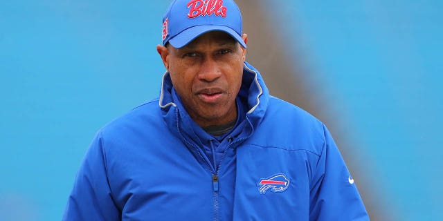 El entrenador defensivo de los Buffalo Bills, Leslie Frazier, camina por el campo antes de un partido contra los New York Jets en el New Era Field el 29 de diciembre de 2019 en Orchard Park, NY.