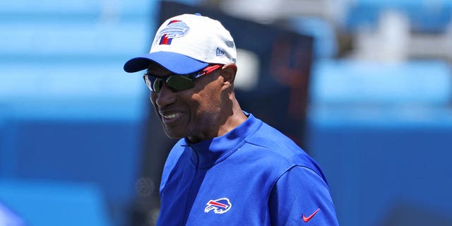 Buffalo Bills defensive coordinator Leslie Frazier on the field during a minicamp on June 16, 2021 in Orchard Park, NY 