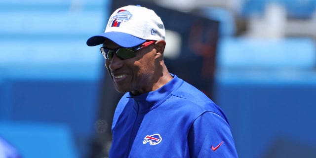 Buffalo Bills defensive coordinator Leslie Frazier on the field during a minicamp on June 16, 2021 in Orchard Park, NY 