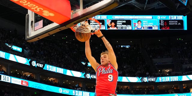 Mac McClung #9 de los Philadelphia 76ers clava la pelota durante el concurso AT&T Slam Dunk como parte del fin de semana All-Star de la NBA 2023 el sábado 18 de febrero de 2023 en Vivint Arena en Salt Lake City, Utah.