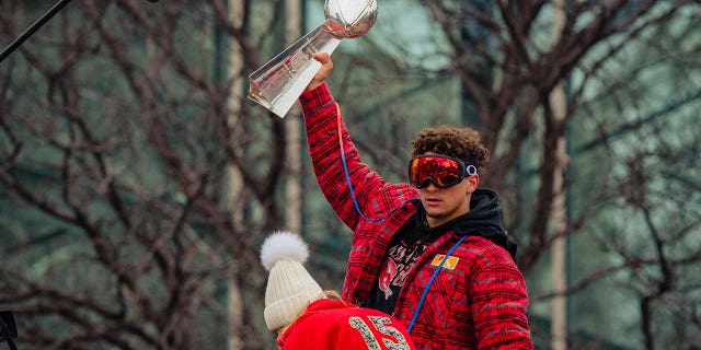 Patrick Mahomes #15 de los Kansas City Chiefs levanta el Trofeo Vince Lombardi durante el desfile de la victoria de los Kansas City Chiefs el 5 de febrero de 2020 en Kansas City, Missouri.