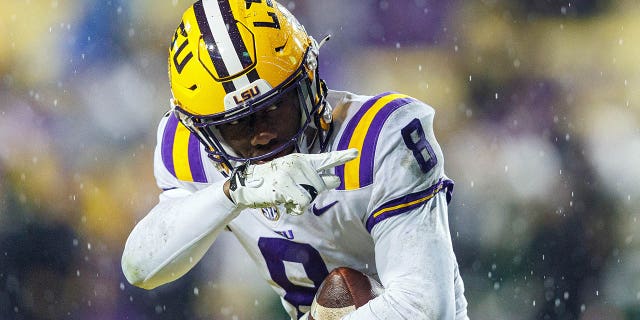 El receptor abierto de los LSU Tigers, Malik Nabers, señala un primer intento después de atrapar un pase durante un juego contra los UAB Blazers el 19 de noviembre de 2022 en el Tiger Stadium en Baton Rouge, Louisiana. 