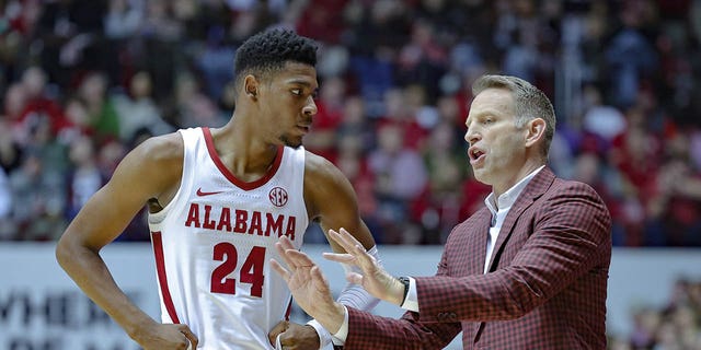 Head coach Nate Oats gives coaching advice to Brandon Miller #24 of the Alabama Crimson Tide during a first period time out against the LSU Tigers at Coleman Coliseum on January 14, 2023 in Tuscaloosa, Alabama. 