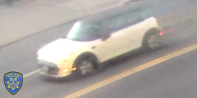 La police a déclaré que le véhicule qui a heurté Ko et s'est enfui serait une Mini Cooper beige ou blanche.