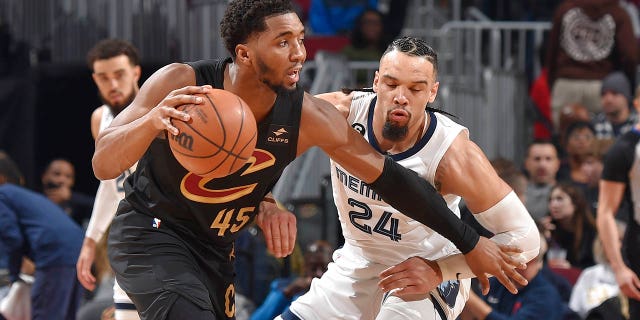 El número 45 de los Cavaliers de Cleveland, Donovan Mitchell, busca pasar el balón durante el juego contra los Grizzlies de Memphis el 2 de febrero de 2023 en el Rocket Mortgage FieldHouse en Cleveland, Ohio.