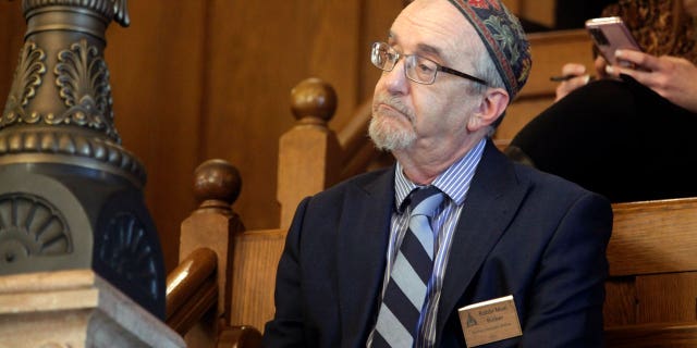 Rabi Moti Reiber muncul di hadapan Badan Legislatif Kansas menentang RUU yang mengharuskan individu untuk menggunakan nama lahir dan jenis kelamin mereka pada identifikasi pemerintah.