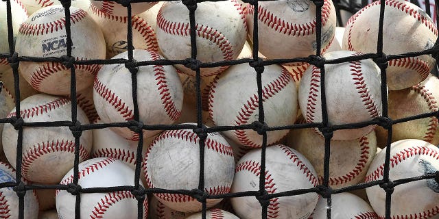 Una vista general de una canasta de pelotas de práctica de bateo durante la práctica de bateo antes del Juego 1 de la Serie de Campeonato de la Serie Universitaria Mundial entre los Arkansas Razorbacks y los Oregon State Beavers el 26 de junio de 2018, en el TD Ameritrade Park en Omaha, Nebraska.