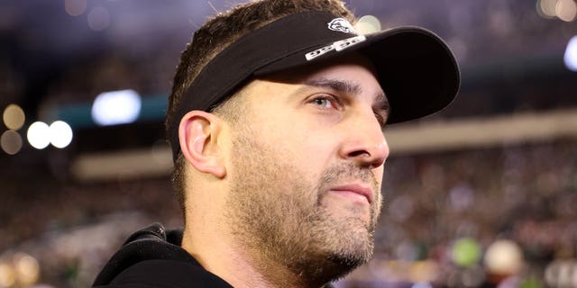 El entrenador en jefe de los Philadelphia Eagles, Nick Sirianni, observa después de derrotar a los San Francisco 49ers en el juego de campeonato de la NFC en el Lincoln Financial Field el 29 de enero de 2023 en Filadelfia.