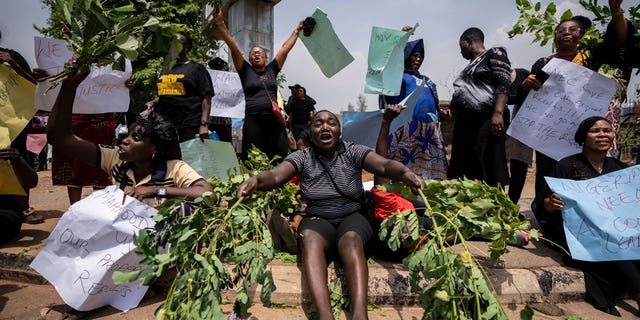 Los nigerianos protestan contra los primeros resultados de las elecciones de alto riesgo del país, que los partidos políticos rivales creen que fueron manipuladas a favor de los titulares.