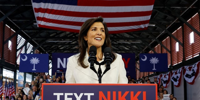 La exembajadora ante la ONU, Nikki Haley, saluda a la gente cuando anuncia su candidatura para la nominación presidencial republicana de 2024 en un evento de campaña en Charleston, Carolina del Sur, el miércoles.