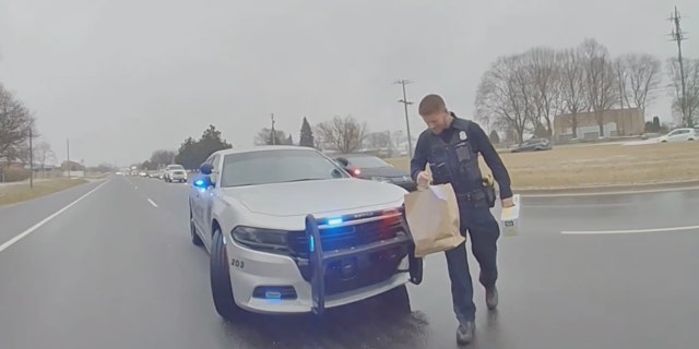 Michigan officers come to the aid of a DoorDasher who got in a wreck by completing her nearby delivery. The driver, Bryanna Fantozzi, is six months pregnant.