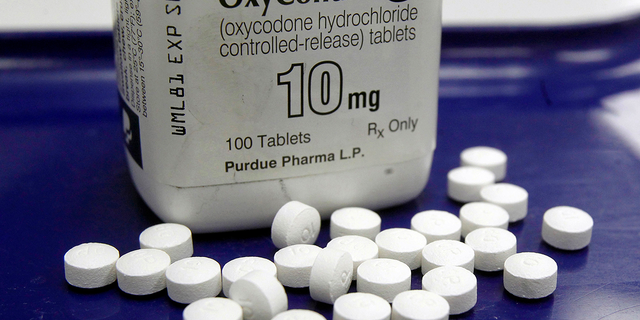 Pil OxyContin diatur untuk foto di apotek di Montpelier, Vermont.