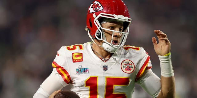 Patrick Mahomes #15 of the Kansas City Chiefs battles against the Philadelphia Eagles during the third quarter of Super Bowl LVII at State Farm Stadium on February 12, 2023 in Glendale, Arizona. 