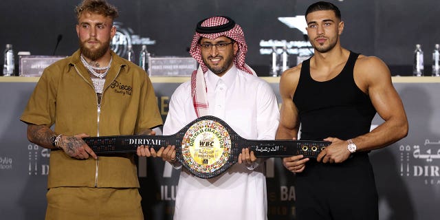 Jake Paul y Tommy Fury posan con el cinturón de campeón WBC Diriyah el 23 de febrero de 2023 en Riyadh.