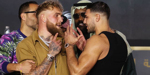 Jake Paul y Tommy Fury, a la derecha, se enfrentan durante una conferencia de prensa el 23 de febrero de 2023 en Riyadh, Arabia Saudita. 