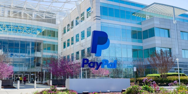 PayPal sebelumnya membela platform mereka untuk beberapa keputusan pelarangan sebagai upaya untuk menghilangkan ujaran kebencian.