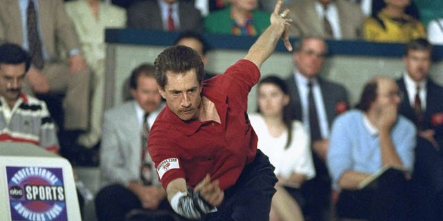 Pete Weber en acción durante el partido en el Torneo de Campeones de la PBA en Riviera Lanes en Fairlawn, Ohio, el 23 de abril de 1994.