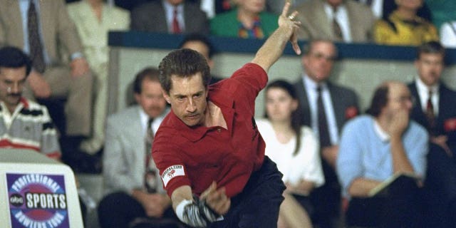 Pete Weber en acción durante el partido en el Torneo de Campeones de la PBA en Riviera Lanes en Fairlawn, Ohio, el 23 de abril de 1994.