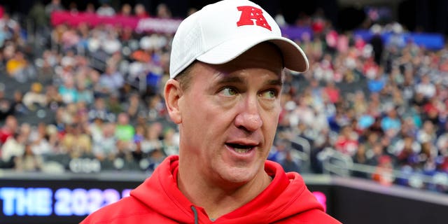 El entrenador en jefe de la AFC, Peyton Manning, asiste a los Juegos de Pro Bowl de la NFL 2023 en el Allegiant Stadium el 5 de febrero de 2023 en Las Vegas.