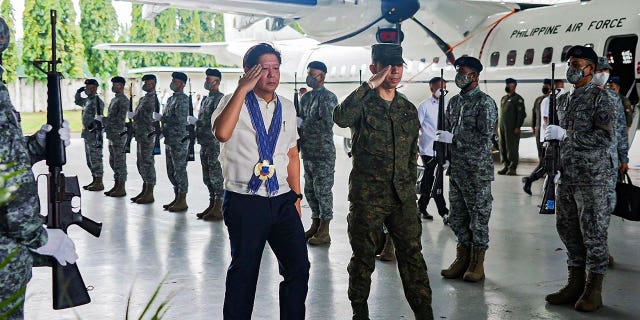 Filipinas cambia su enfoque para proteger el territorio a medida que aumentan las tensiones entre China y Estados Unidos. 4 El presidente de Filipinas, Ferdinand Marcos Jr, pasa junto a la guardia de honor durante su visita a una base de la fuerza aérea el 27 de febrero de 2023.
