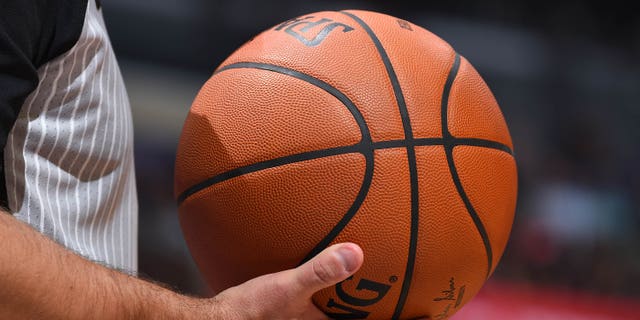 Un árbitro sostiene una pelota de baloncesto en el Staples Center de Los Ángeles, California, el 17 de enero de 2018.