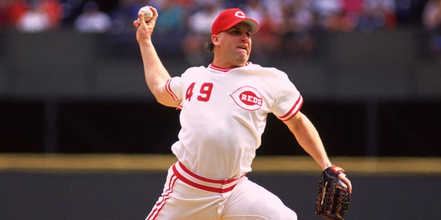 Rob Dibble de los Cincinnati Reds lanza un juego de la MLB en el Riverfront Stadium en Cincinnati, Ohio durante la temporada de 1990.