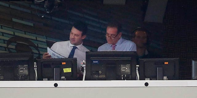 El ex mariscal de campo de los Dallas Cowboys y comentarista de CBS, Tony Romo, a la izquierda, habla con el locutor Jim Nantz antes de la primera mitad de un partido entre los Cowboys y los Kansas City Chiefs el 5 de noviembre de 2017 en Arlington, Texas. 