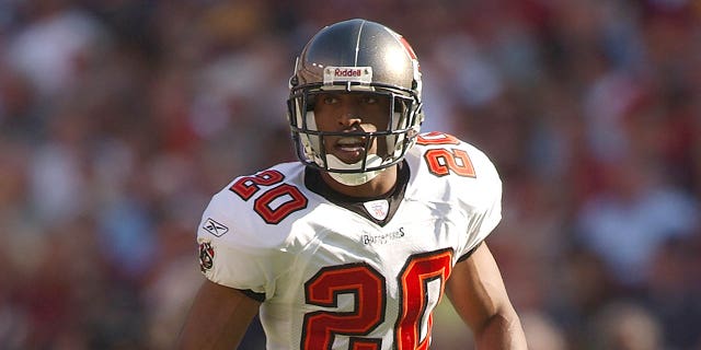 Ronde Barber #20 de los Tampa Bay Buccaneers mira durante un partido de fútbol contra los Washington Redskins el 12 de octubre de 2003 en Landover, Maryland.  