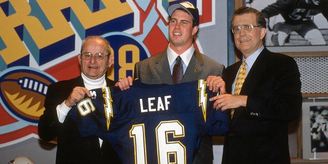 La selección de primera ronda de los San Diego Chargers, Ryan Leaf (centro), posa para esta foto con el propietario Alex Spanos, a la izquierda, y el comisionado de la NFL, Paul Tagliabue, durante el Draft de la NFL el 18 de abril de 1998 en el Theatre at MSG en el distrito neoyorquino de Manhattan. .  York.