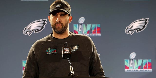 El entrenador en jefe de los Philadelphia Eagles, Nick Sirianni, habla con los medios durante la disponibilidad para los medios de los Philadelphia Eagles en el Sheraton Wild Horse Pass el 7 de febrero de 2023 en Phoenix, Arizona. 