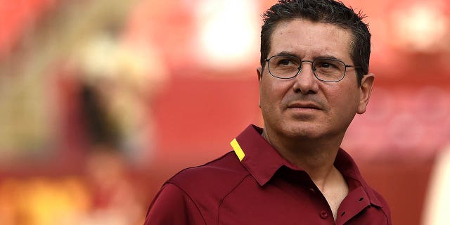 El propietario de los Washington Redskins, Daniel Snyder, antes de un partido de pretemporada contra los New England Patriots en el FedEx Field el 7 de agosto de 2014, en Landover, Maryland. 